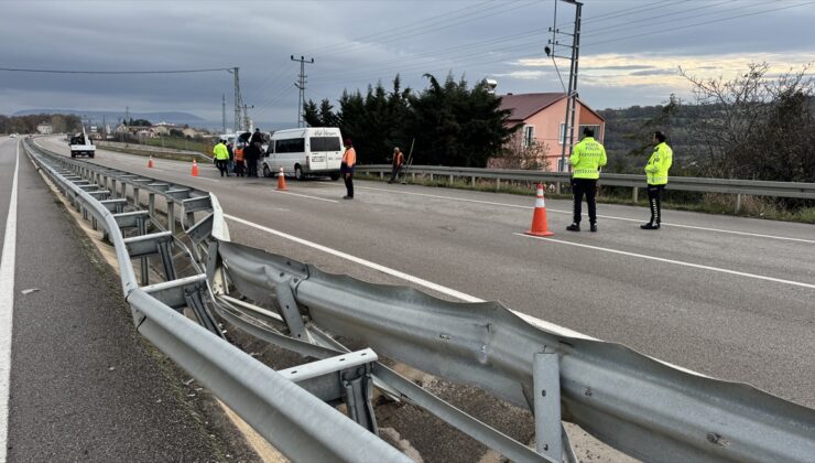 Sinop'ta servis minibüsünün devrildiği kazada 15 kişi yaralandı