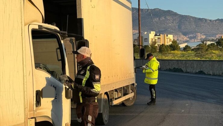 Polis kamyonları ve yolcu taşımacılığı yapan araçları denetledi